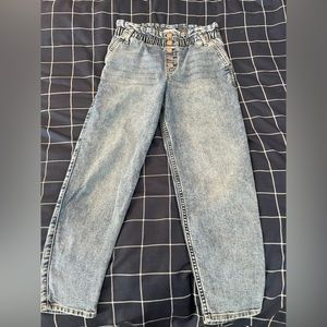 Back to school! Abercrombie Kids High Rise Mini Mom Jean. Girls Size 11/12.